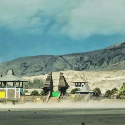Pura-Luhur-Poten-Keindahan-Tersendiri-di-Gunung-Bromo
